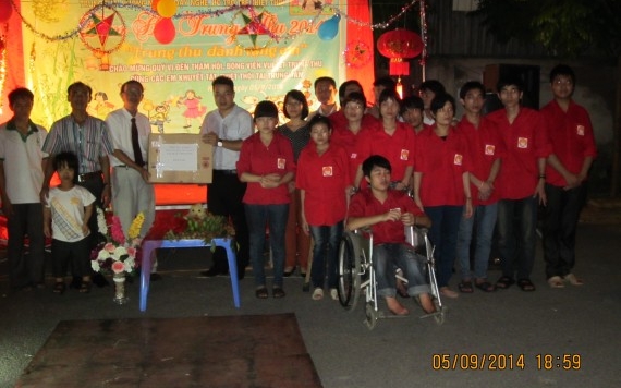 HAPPY MID-AUTUMN FESTIVAL WITH DISABLE CHILDREN. - Vinh Hung JSC