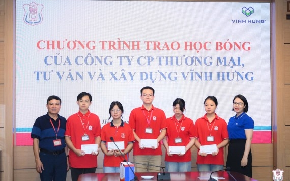 Vinh Hung Awards Scholarships to Students - Vinh Hung JSC