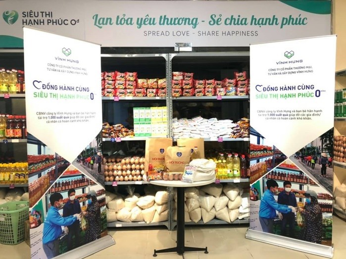 VINH HUNG HAS GIVEN 1000 GIFTS TO THE DISADVANAGED AT “HAPPYNESS MARKET 0 DONG”