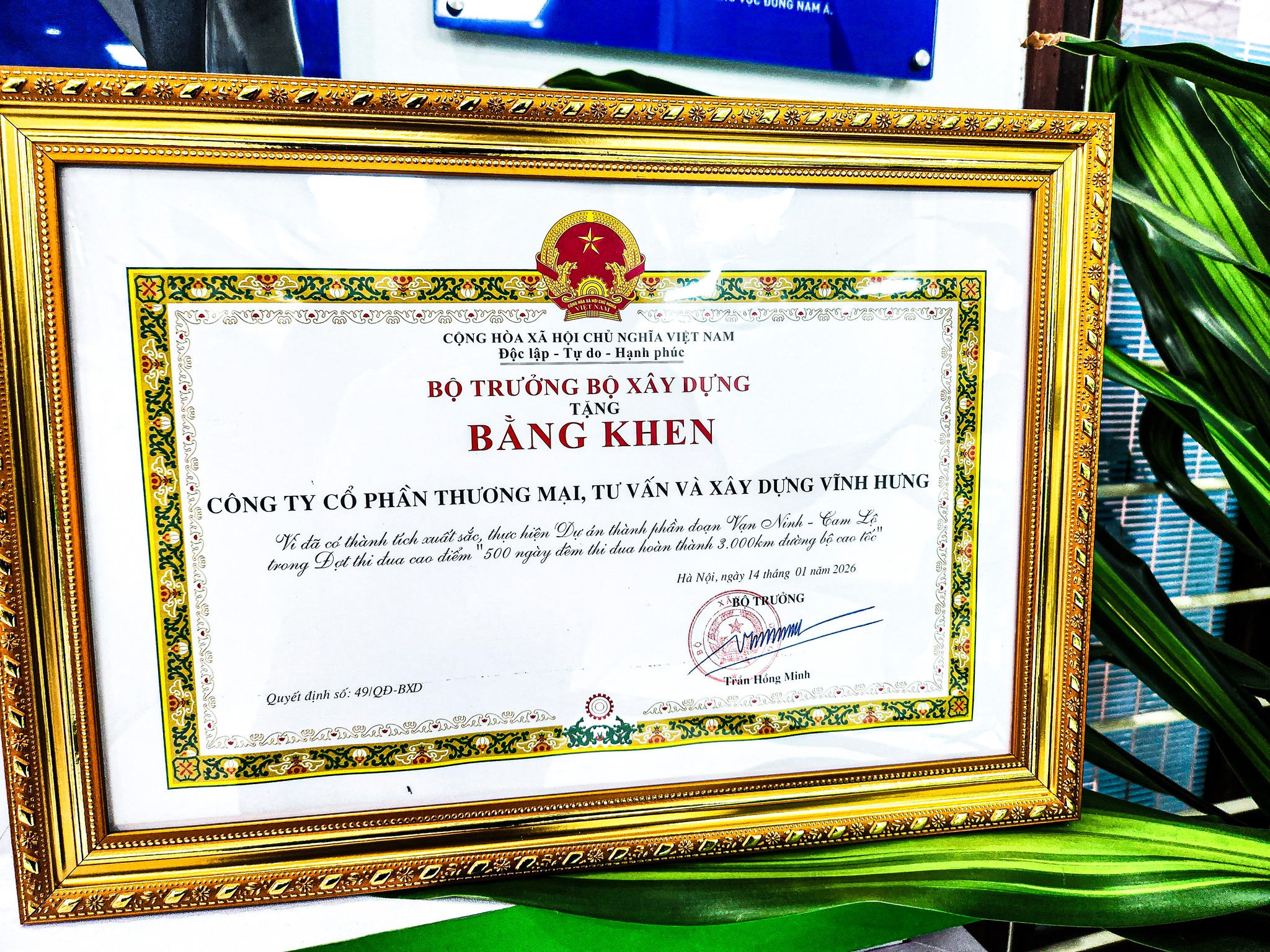 VĨNH HƯNG NHẬN BẰNG KHEN CỦA BỘ TRƯỞNG BỘ XÂY DỰNG: KHẲNG ĐỊNH VỊ THẾ TẠI SIÊU DỰ ÁN CAO TỐC BẮC – NAM
