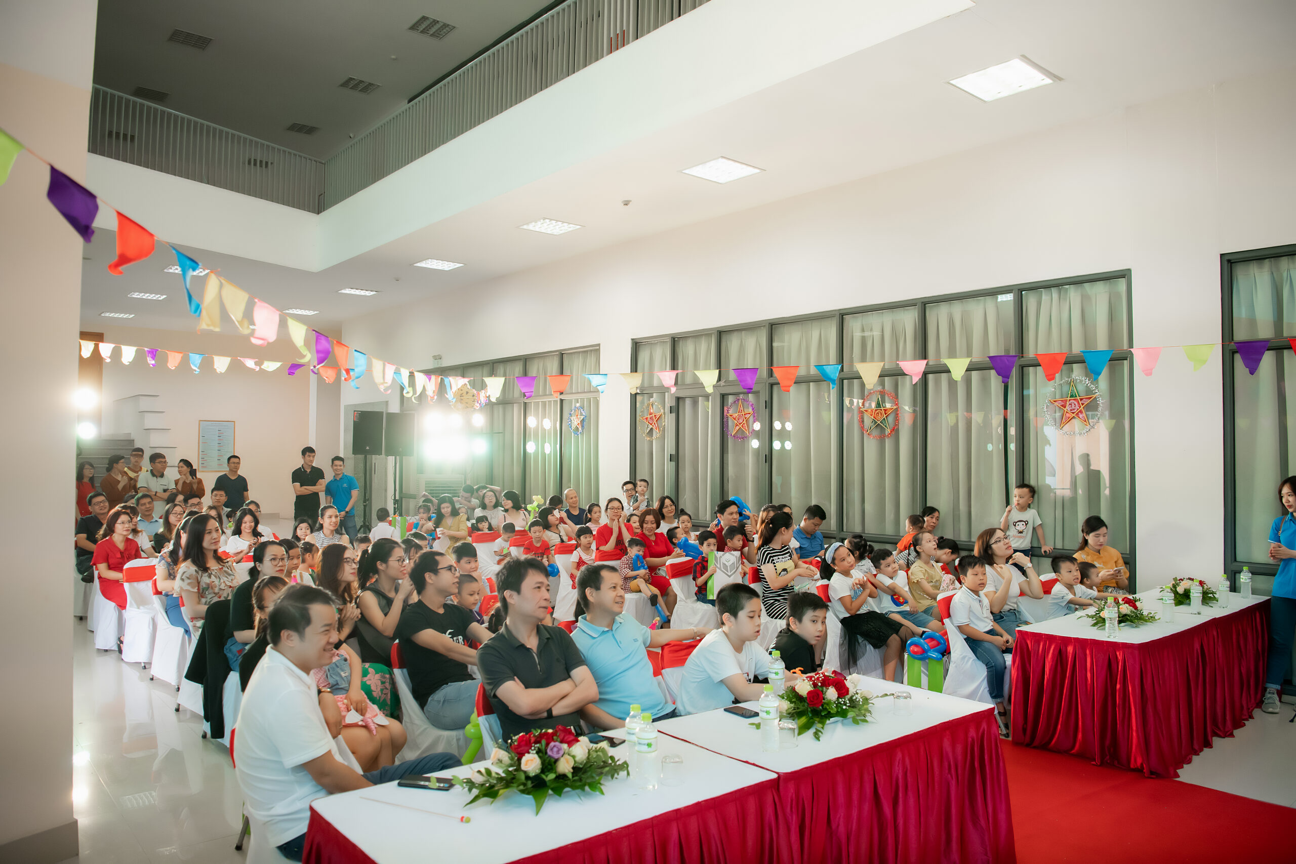 Vinh Hung organized the Mid-Autumn Festival event for the children of staff