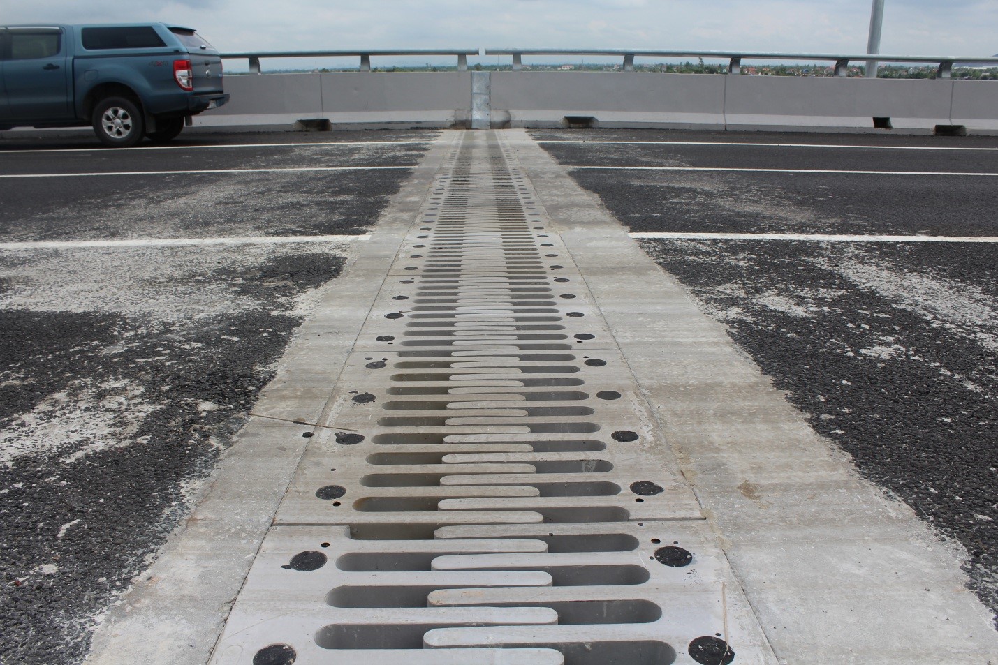 VINHHUNG BOOSTS UP CONSTRUCTION OF PACKAGE EX6. EX7 OF HANOI-HAI PHONG HIGHWAY
