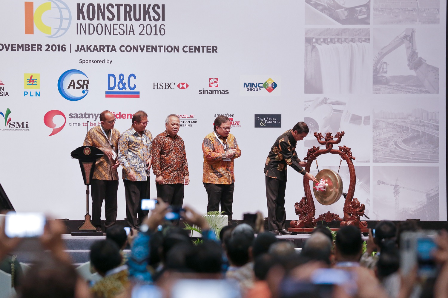 Vinh Hung firmly moves forward in the world at Indonesian infrastructure week 2019