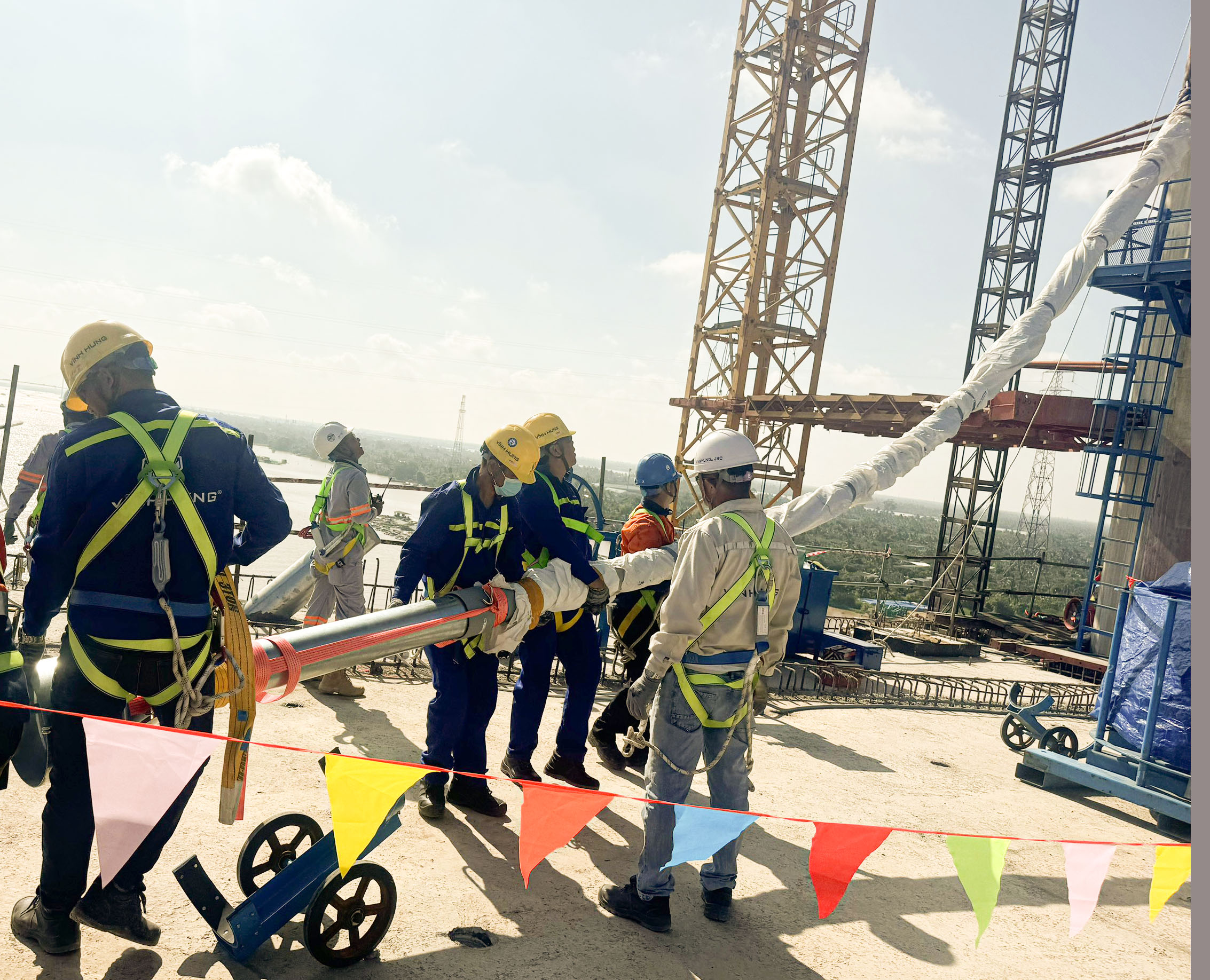 Vinh Hung simultaneously constructs cable-stayed system for Rach Mieu 2 Bridge and Song Dao Bridge