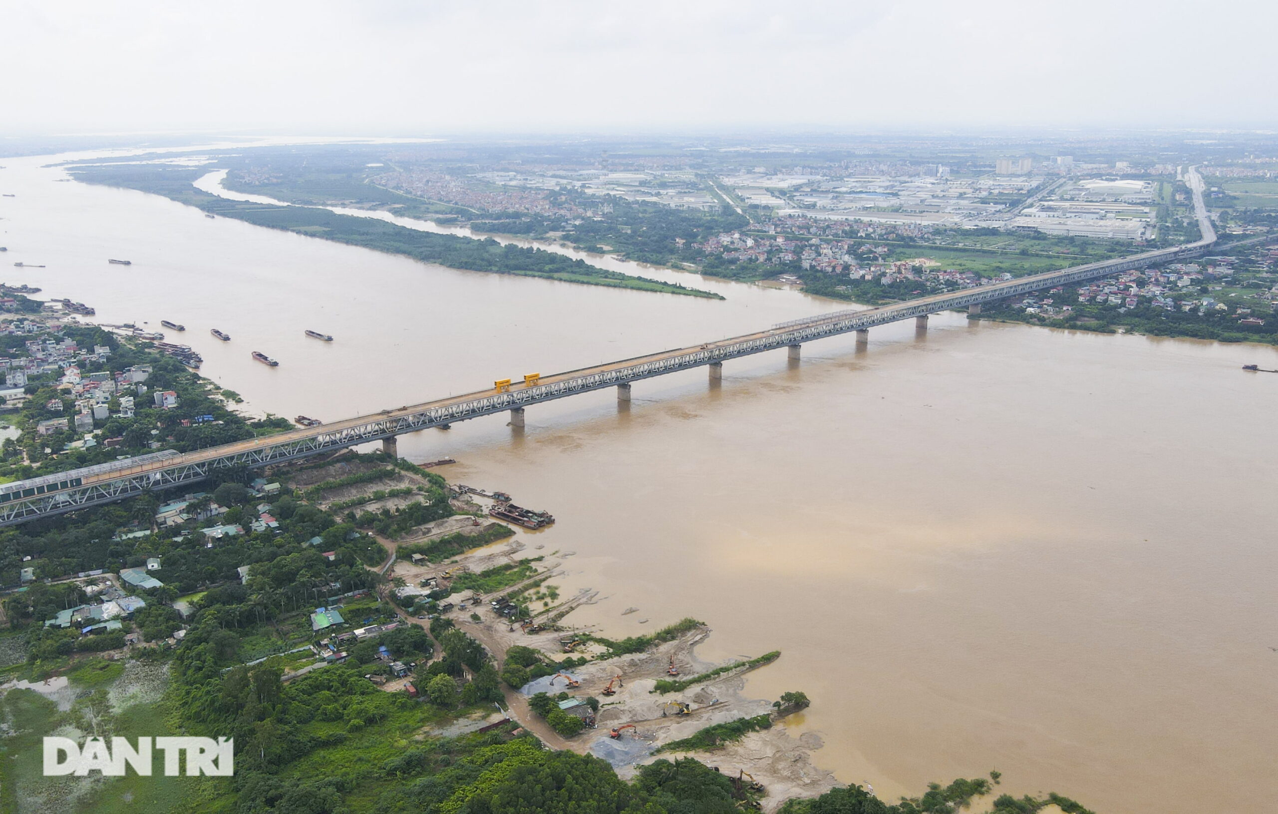 Visiting construction site of reparing Thang Long Bridge
