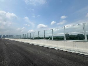 Reflective noise barrier