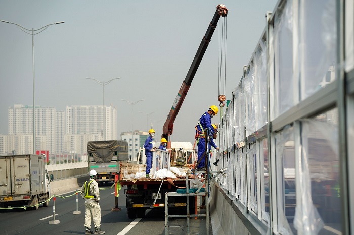 Installation of noise barriers along the most beautiful high altitude route in Hanoi