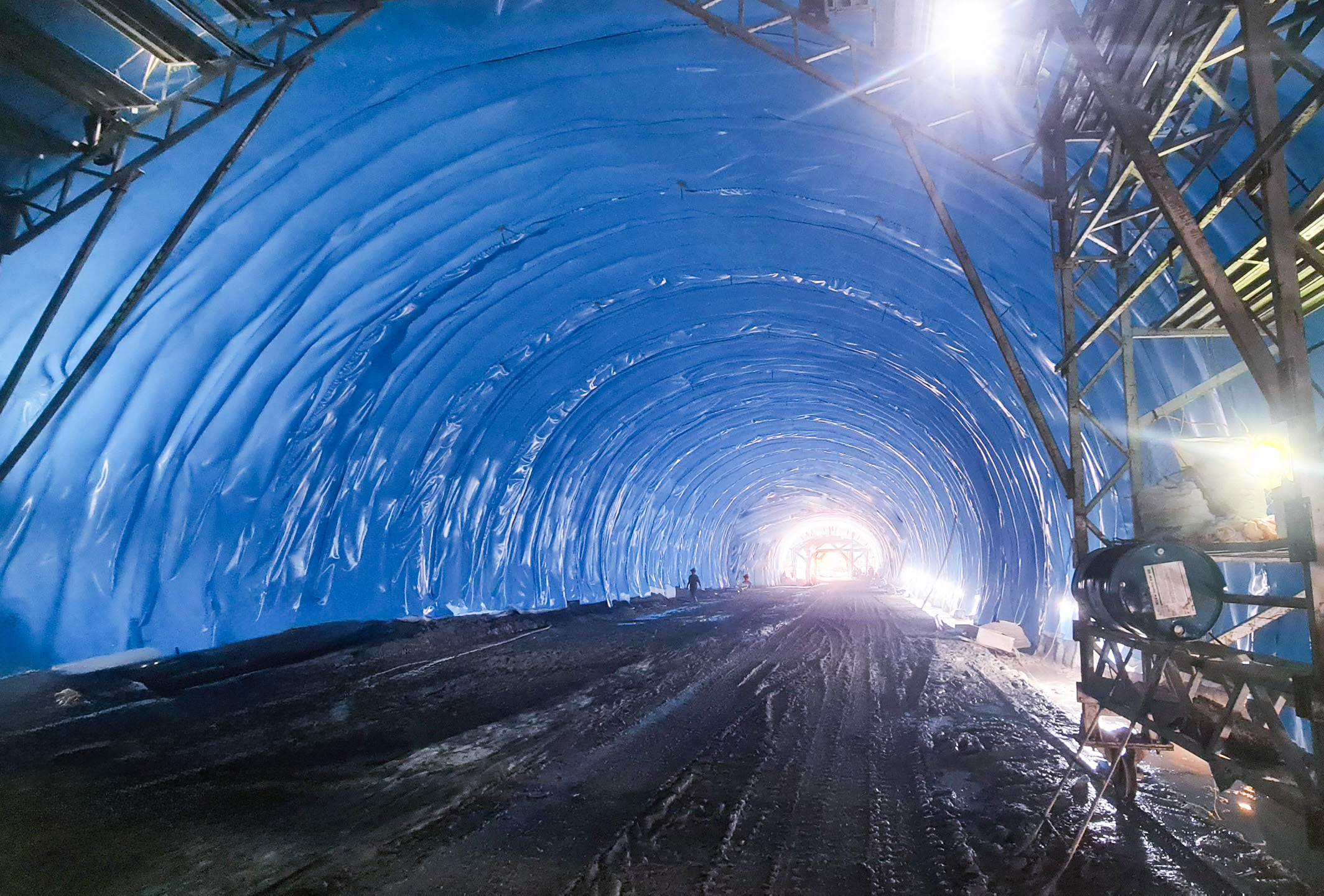 Vinh Hung completed tunnel water-proofing solution for Than Vu Tunnel and Tran Quoc Hoan Tunnel