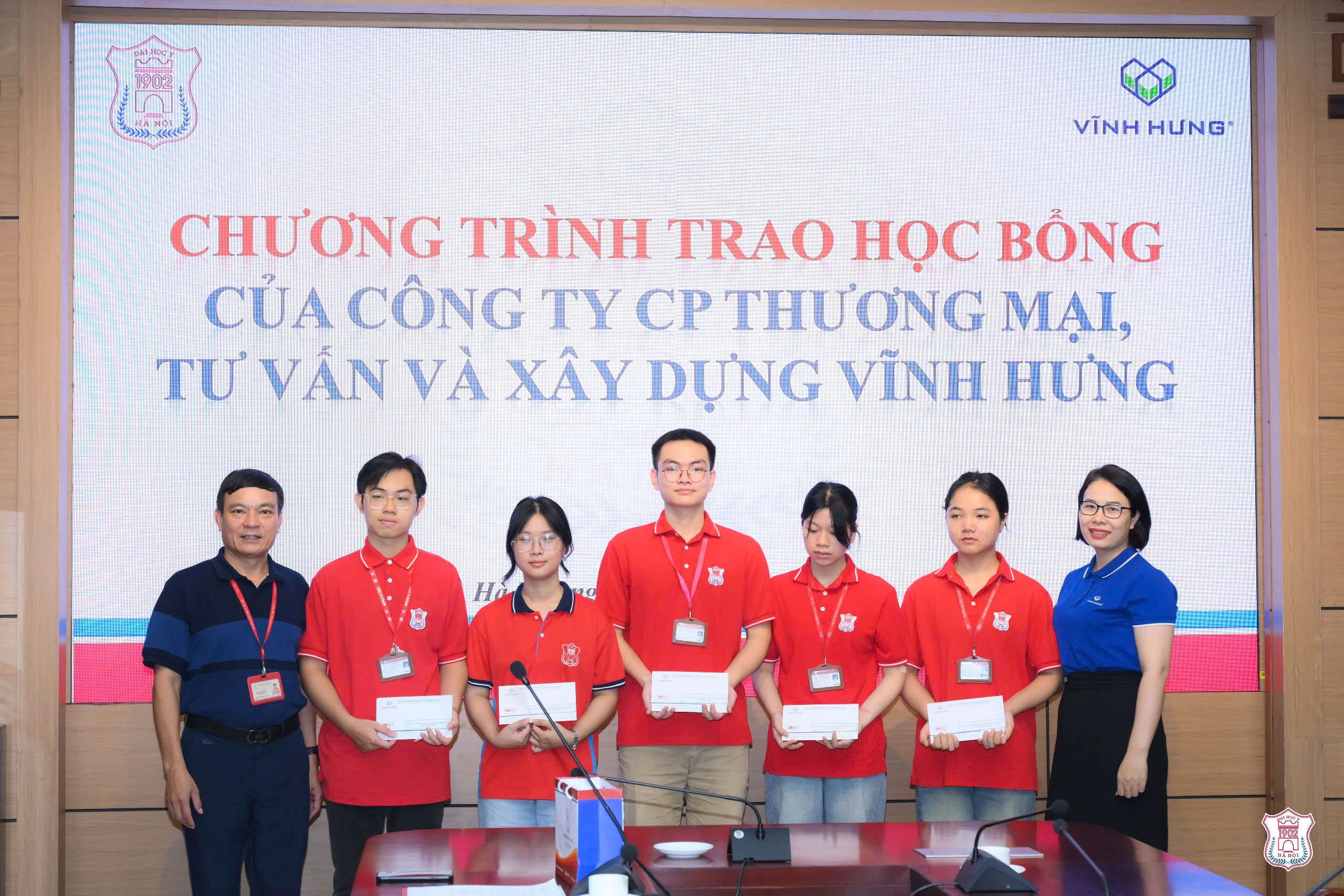 Vinh Hung Awards Scholarships to Hanoi Medical University Students